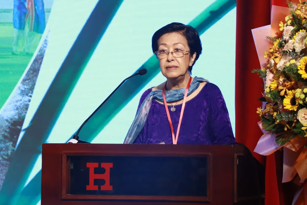 Bà Tôn Nữ Thị Ninh, Chủ tịch Quỹ Hoà bình và Phát triển TP.HCM phát biểu. dien-dan-viet-nam1.JPG