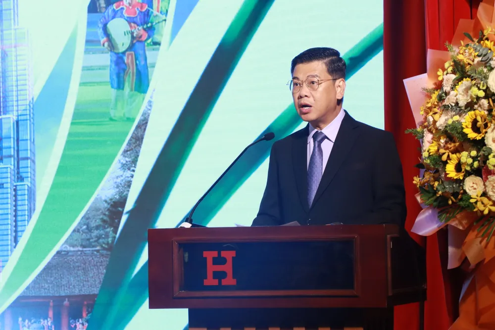 Theo ông Nguyễn Văn Dũng, sức mạnh của dân tộc không nằm ở tài nguyên mà ở những con người có trí tuệ, phẩm giá; bằng tình yêu tổ quốc, nhân dân đã làm nên tâm hồn và trí tuệ Việt, sức mạnh và bản sắc dân tộc của thương hiệu đất nước Việt Nam. dien-dan-viet-nam2.JPG