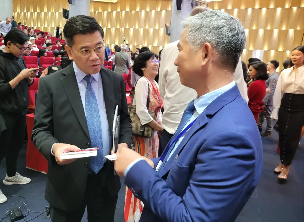 Ông Nguyễn Văn Dũng, Phó Chủ tịch UBND TP.HCM giao lưu với các diễn giả dien-dan-viet-nam3.jpg