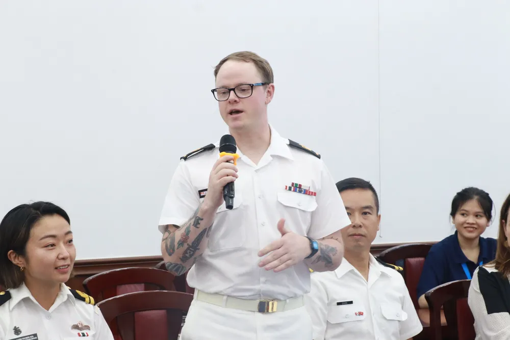 Còn với Hạ sĩ hạng nhất Joseph Cummins, anh cho biết bản thân gia nhập hải quân vì bố mình phục vụ trong lục quân và cha dượng mình phục vụ trong không quân, và thế là anh chọn lực lượng còn lại. tau-hai-quan-hoang-gia-canada-montréal1.JPG