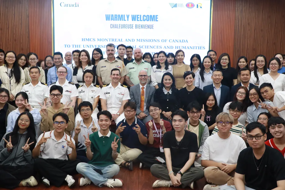 Các thành viên tàu Hải quân Hoàng gia Canada Montréal chụp hình lưu niệm cùng lãnh đạo, giảng viên ĐH KHXH&NV và các sinh viên tau-hai-quan-hoang-gia-canada-montréal2.JPG