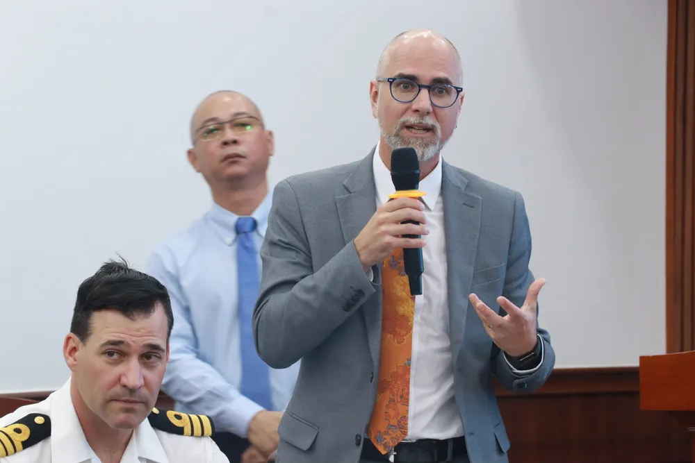 Ông Shawn Steil, Đại sứ Canada tại Việt Nam tau-hai-quan-hoang-gia-canada-montréal8.JPG