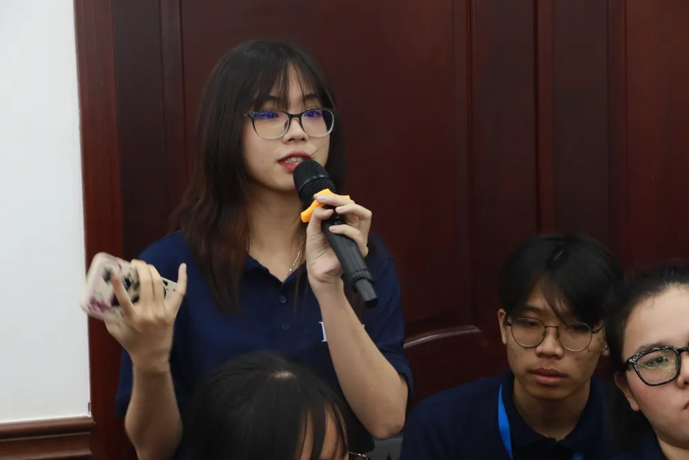 Sinh viên Ý Nhi, khoa quan hệ quốc tế cũng đưa ra câu hỏi: "Phái đoàn có thể chia sẻ những câu chuyện thú vị trong hành trình của mình?" tau-hai-quan-hoang-gia-canada-montréal9.JPG