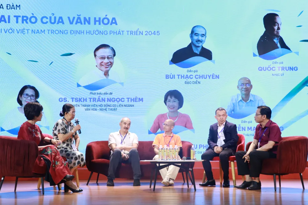 Tọa đàm có sự tham gia của các diễn giả như GS Trần Ngọc Thêm, đạo diễn Bùi Thạc Chuyên, nhạc sĩ Quốc Trung,... và được TS Quách Thu Nguyệt điều phối chương trình. dien-dan-viet-nam.JPG