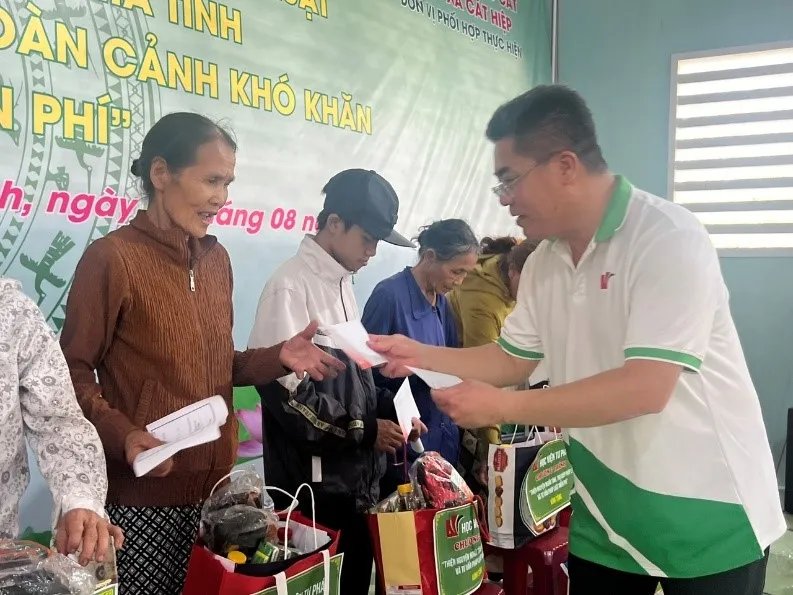 Thạc sĩ Trần Quốc Liêm, Phó Trưởng cơ sở tại TP.HCM trao tặng quà cho người dân có hoàn cảnh khó khăn Học viện Tư pháp