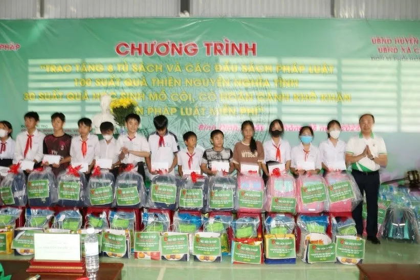Đoàn trao tặng 30 suất quà cho học sinh mồ côi, mỗi phần quà gồm 1 triệu đồng tiền mặt, cặp sách cùng nhiều dụng cụ học tập khác hoc-vien-tu-phap3.jpg