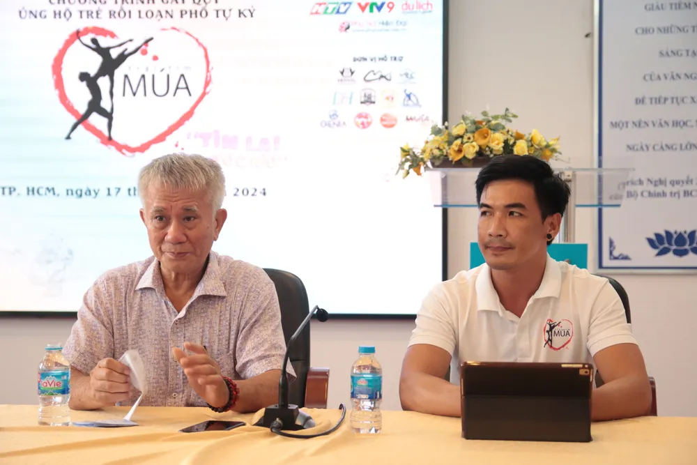 Biên đạo Nguyễn Lương Hòa, đại diện CLB Trái tim múa (phải) cho biết qua 5 mùa, chương trình đã giúp những trường hợp chữa bệnh cho trẻ em, người mắc bệnh hiểm nghèo, đóng học phí cho trẻ, xây nhà tình thương… trai-tim-mua-6-tim-lai-uoc-mo2.JPG