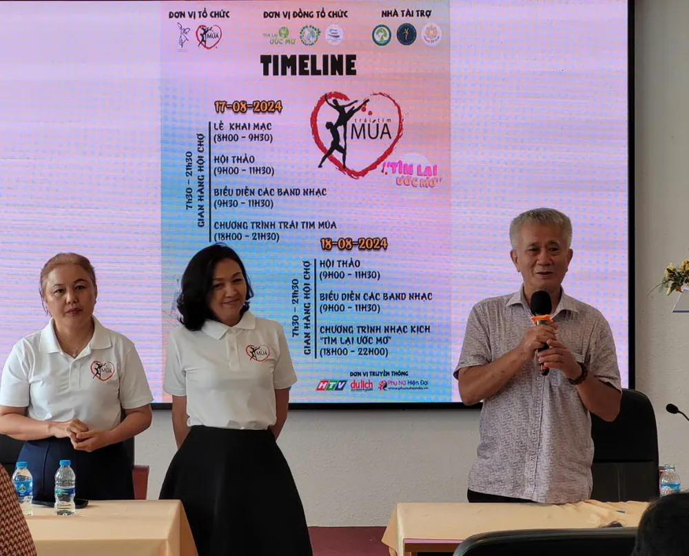 Từ trái sang: Chị Trương Ngọc Minh Đăng, nhà sáng lập dự án Cùng con đi khắp thế gian, chị Thảo Nguyên và ông Lê Nguyên Hiều. Trái tim múa 6 – Tìm lại ước mơ