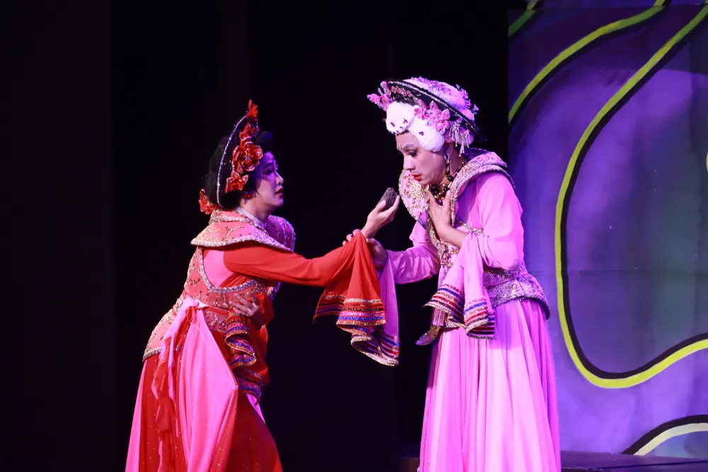 Theo Đại Nghĩa, điều quan trọng nhất của vở diễn 12 bà mụ ngoài ý nghĩa thông điệp, vở còn là màu sắc, sự hấp dẫn ở mảng miếng, diễn xuất của diễn viên cũng như dàn dựng của đạo diễn cho nên tất cả nghệ sĩ đều rất cố gắng. 12-ba-mu3.JPG