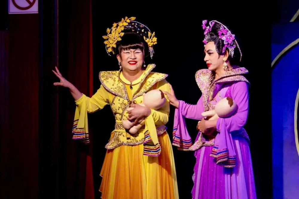 Đại Nghĩa (bà mụ Mười) và Đình Toàn (bà mụ Một) trong vở. 12-ba-mu6.jpg