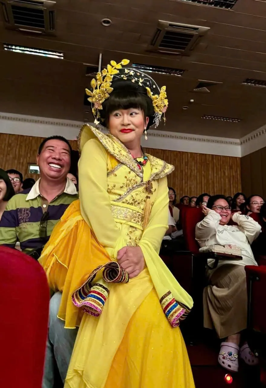Đảm nhận vai bà mụ Mười với biệt danh Yellow Đại và quan khâm sai, Đại Nghĩa đưa khán giả qua nhiều cung bậc cảm xúc và ở dạng vai nào, Đại Nghĩa cũng thể hiện trọn vẹn. 12-ba-mu8.jpg