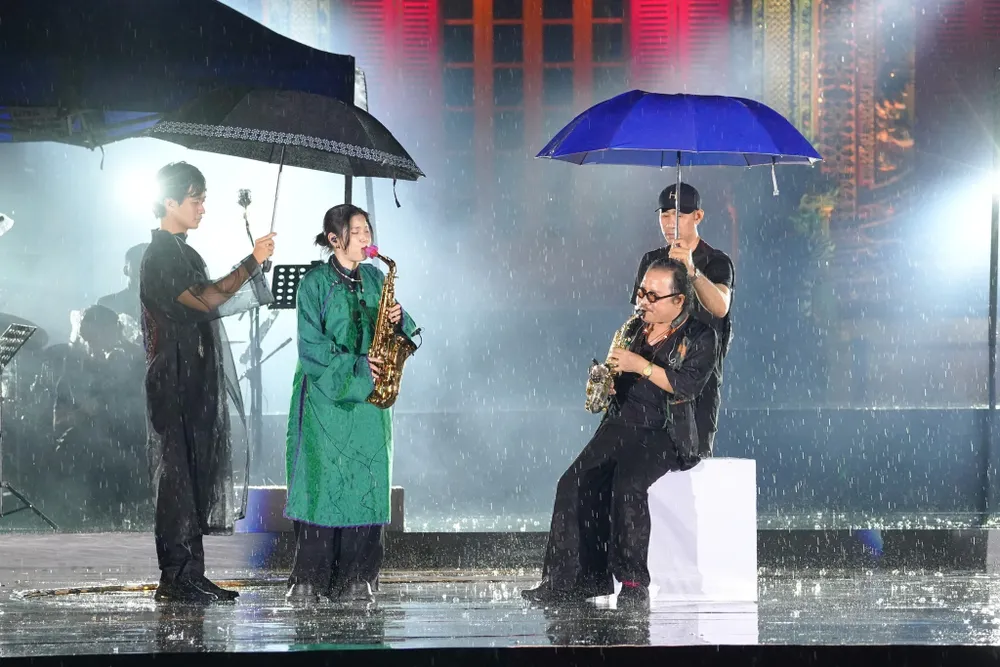 Theo bà xã nghệ sĩ saxophone Trần Mạnh Tuấn, ngay khi đội mưa biểu diễn tại Huế hồi tháng 6 vừa về TP.HCM nam nghệ sĩ đã phải nhập viện để mổ. hue-symphony- ban-giao-huong-hue4.jpg