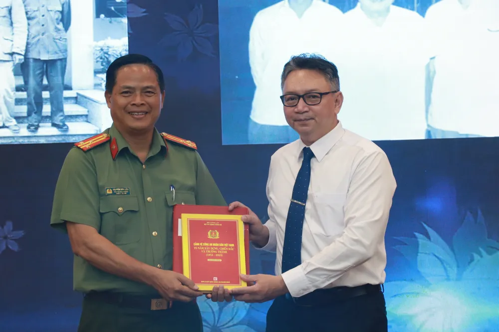 Thượng tá Nguyễn Hữu Liệu, Phó trưởng phòng, Phòng cảnh vệ Miền Nam trao tặng tài liệu cho Bảo tàng Tôn Đức Thắng ton-duc-thang1.JPG