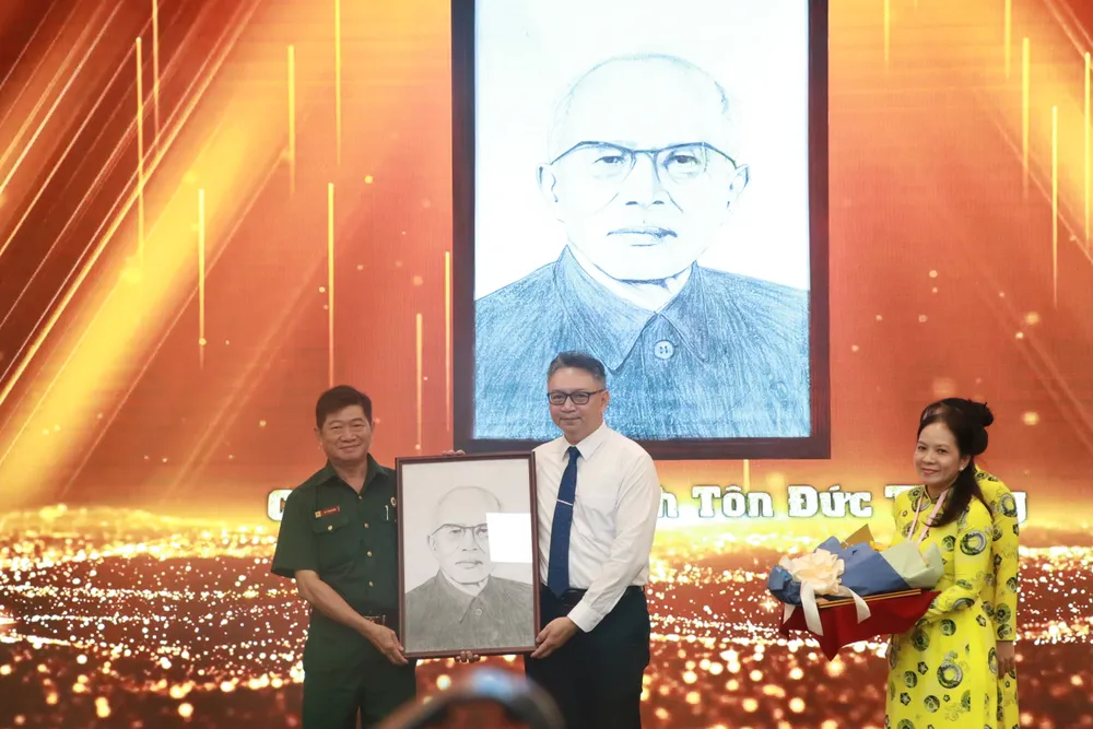 KTS Lê Văn Minh tặng tranh chân dung Chủ tịch Tôn Đức Thắng ton-duc-thang2.JPG