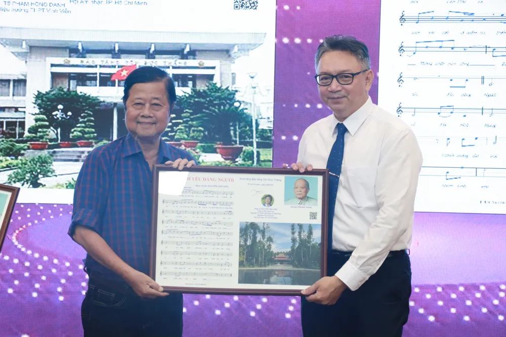 Nhạc sĩ Nguyễn Văn Hiên trao tặng tác phẩm do mình sáng tác là các bài hát về Bác Tôn mang tên "Niềm kính yêu dâng người" và "Tháng 8 nhớ người" được phổ theo thơ tác giả Phạm Hồng Danh. ton-duc-thang3.JPG