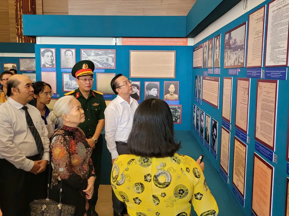 Ông Trần Thế Thuận, Giám đốc Sở VH&TT TP.HCM cùng các lãnh đạo tham quan triển lãm ton-duc-thang4.jpg