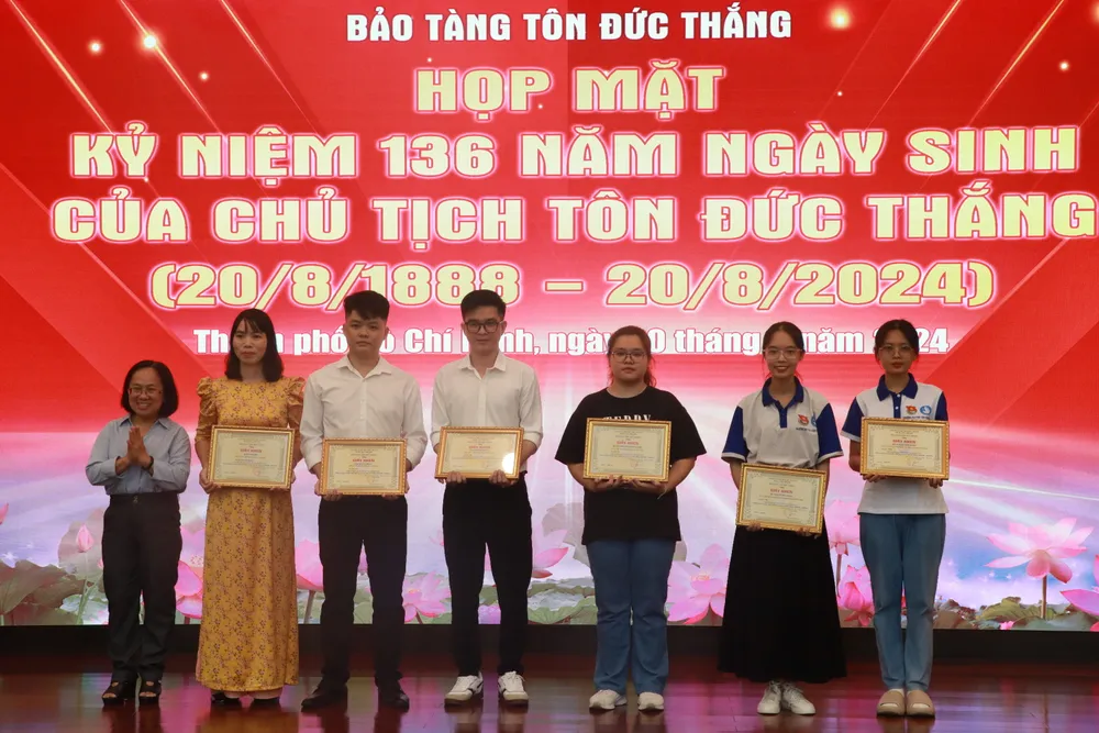 Trao giải cuộc thi trực tuyến chủ đề “Bác Tôn với miền Nam”. ton-duc-thang5.JPG