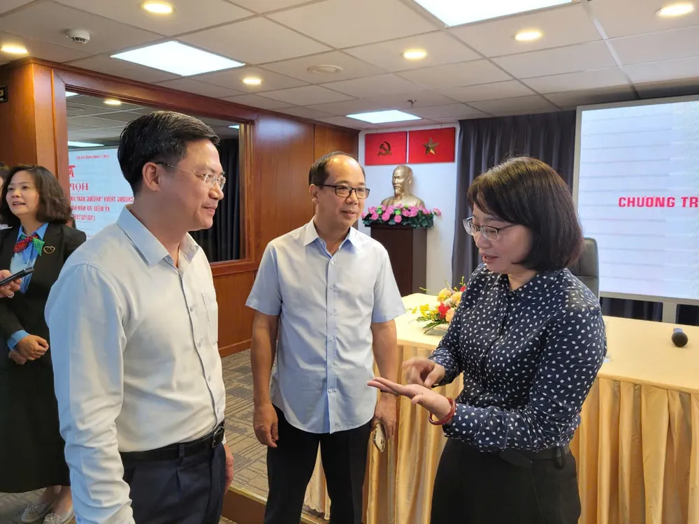Bà Trần Thị Diệu Thúy, Phó Chủ tịch UBND TP.HCM trao đổi cùng các lãnh đạo TP Hà Nội nhung-ngay-ha-noi-tai-tp.hcm3.jpg