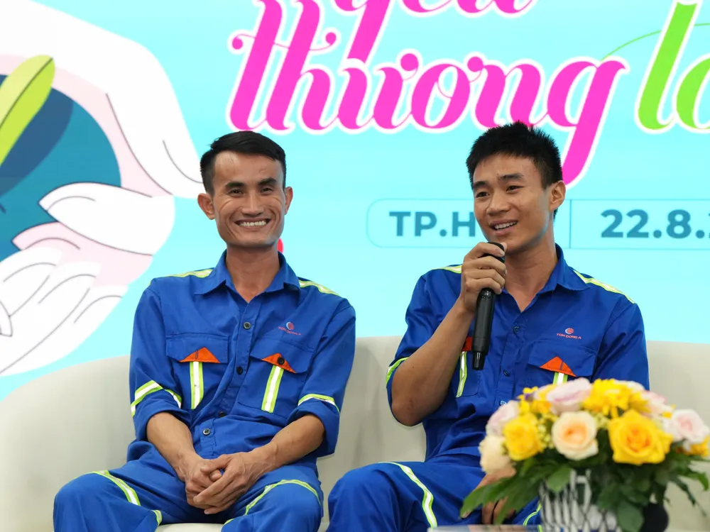 Anh Phan Văn Tài (phải) cũng nhớ lại: “Lúc đó tôi và anh tôi đang đi lấy hàng, thấy tai nạn thì liền xuống giúp. Khi đó, xe đã cháy rồi. Lúc đó tôi thấy anh Quang đã leo lên phía trên ca-pô và nghĩ chắc bên trong còn người nên cùng vào phụ giúp". vu-tai-nan-tren-cau-phu-my1.jpg