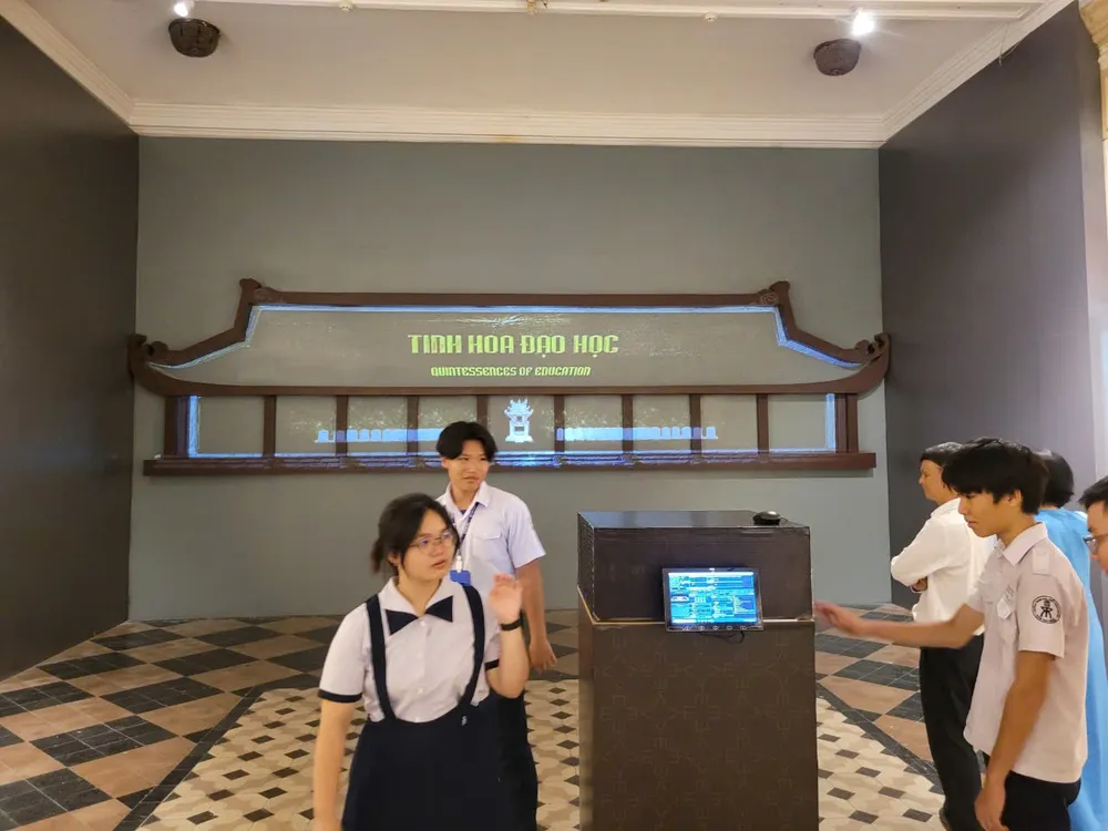 Học sinh tìm hiểu về công nghệ mapping tại triển lãm. nguyen-phuoc-loc15.jpg