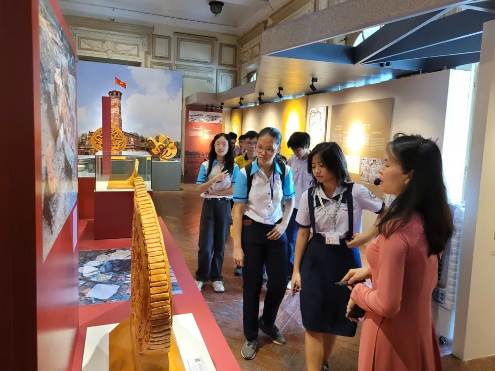 Các học sinh được giới thiệu về các di vật, di tích. nguyen-phuoc-loc16.jpg