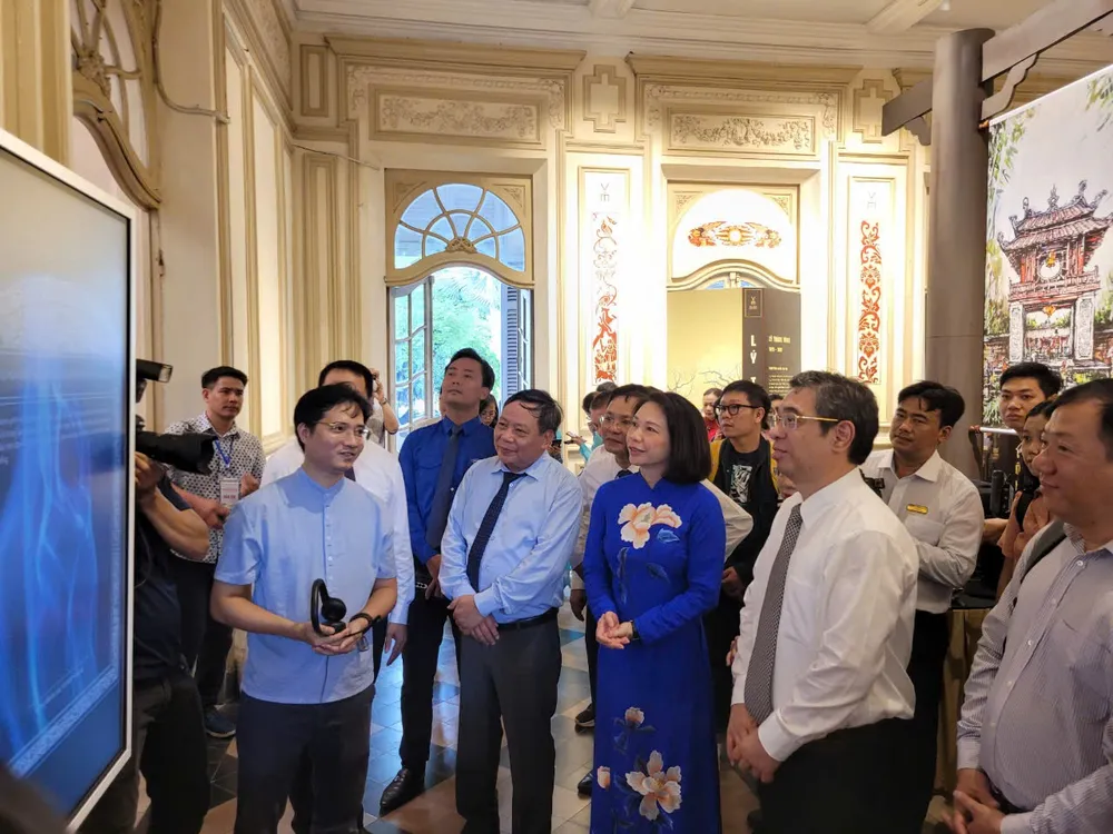 Các lãnh đạo và đại biểu trải nghiệm công nghệ AI về Văn Miếu Quốc Tử Giám. nguyen-phuoc-loc2.jpg
