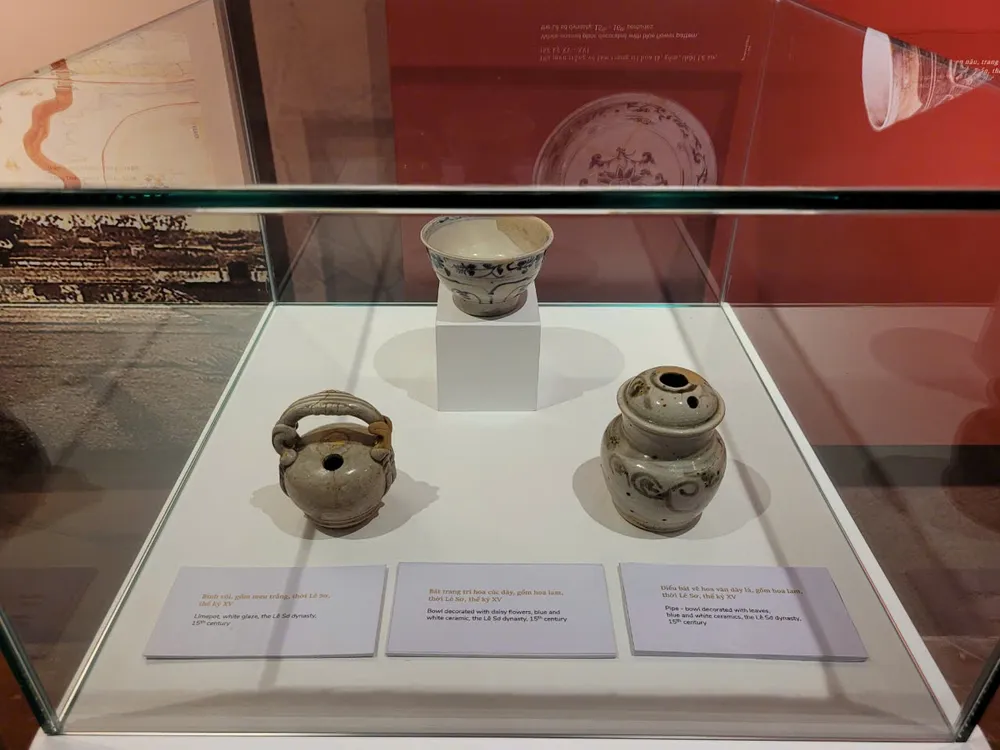 Đây là bình vôi, bát, điếu bát trang trí vào thời Lê Sơ, khoảng thế kỷ thứ XV. nguyen-phuoc-loc7.jpg