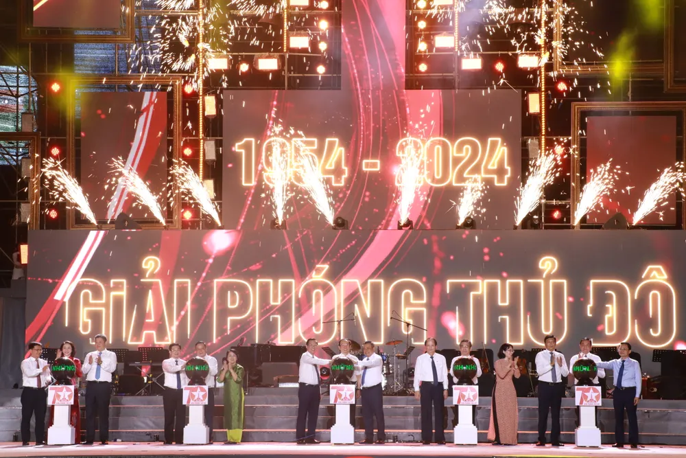Bí thư Thành ủy Nguyễn Văn Nên cùng các lãnh đạo TP.HCM và Hà Nội thực hiện nghi thức khai mạc Những ngày Hà Nội tại TP.HCM