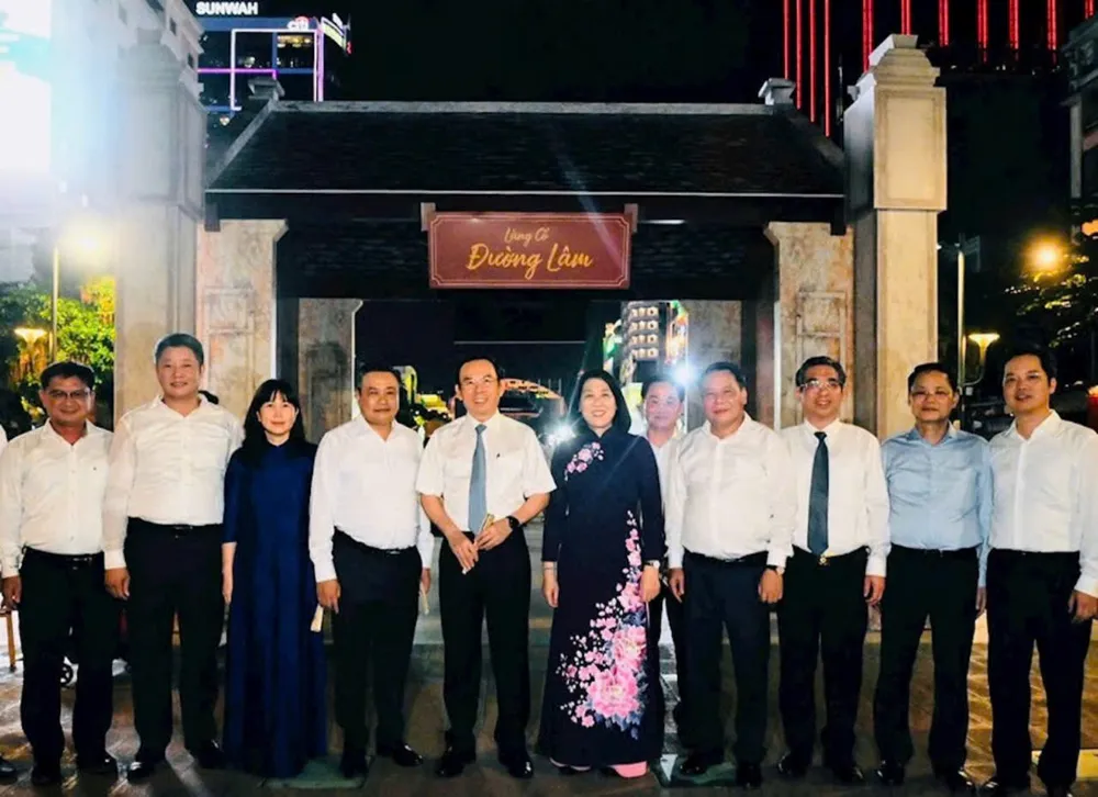 Bí thư Thành ủy Nguyễn Văn Nên cùng các lãnh đạo TP.HCM và Hà Nội chụp hình lưu niệm tại các tiểu cảnh. Ảnh: LONG HỒ nhung-ngay-ha-noi-tai-tp.hcm2.jpg