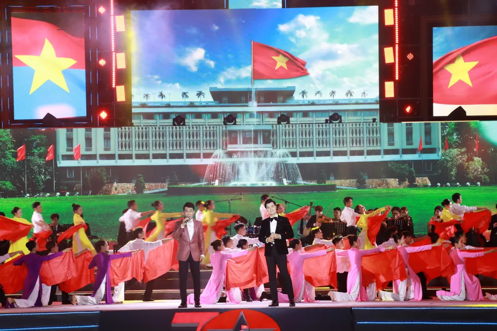 Gửi nắng cho em - Mùa xuân trên thành phố Hồ Chí Minh do Đào Mác và Hồ Trung Dũng thể hiện nhung-ngay-ha-noi-tai-tp.hcm8.JPG