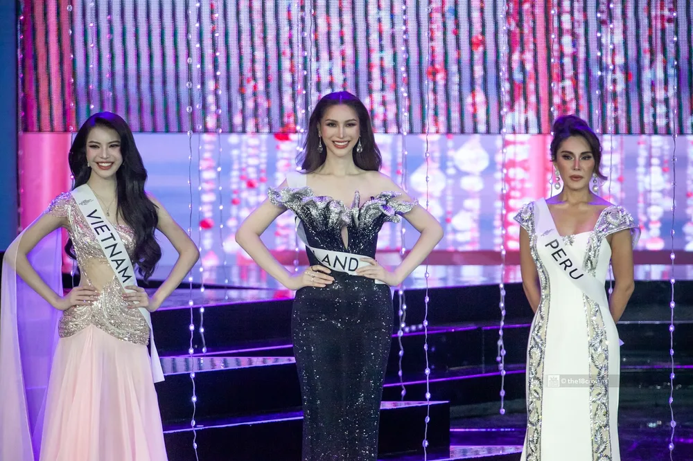 Sau phần th ứng xử của top 6, top 3 chính thức xuất hiện là đại diện của Việt Nam, Peru và Thái Lan. Sau đó cả 3 cùng tiếp tục phần thi ứng xử miss-international-queen-20241.jpg