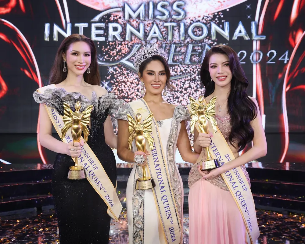 Catalina Marsano, đại diện của Peru (giữa) đăng quang Miss International Queen 2024 Miss International Queen 2024