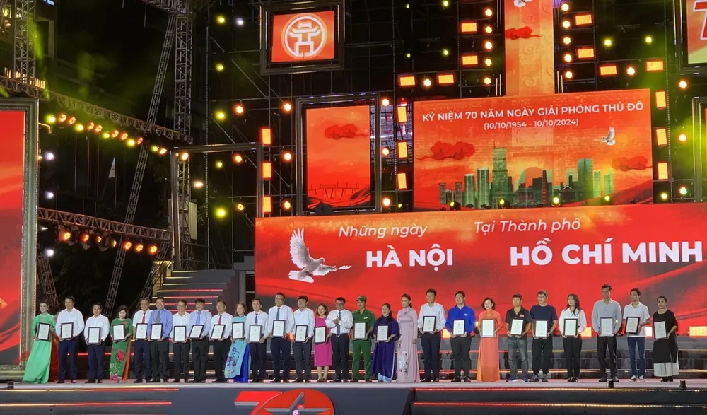 Ban tổ chức đã vinh danh nhằm các cá nhân và tập thể có đóng góp quan trọng trong việc tổ chức Chương trình "Những Ngày Hà Nội Tại TP.HCM" Những ngày Hà Nội tại TP.HCM