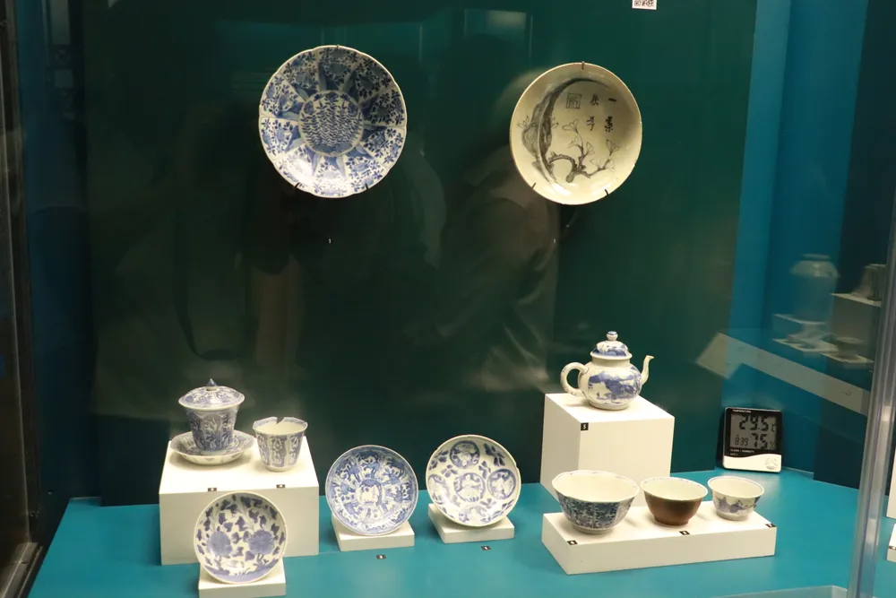 Gốm Trung Quốc, thời Thanh Khang Hy năm 1690 từ con tàu đắm Hòn Cau Bà Rịa Vũng Tàu bao-tang-lich-su-tp.hcm3.JPG
