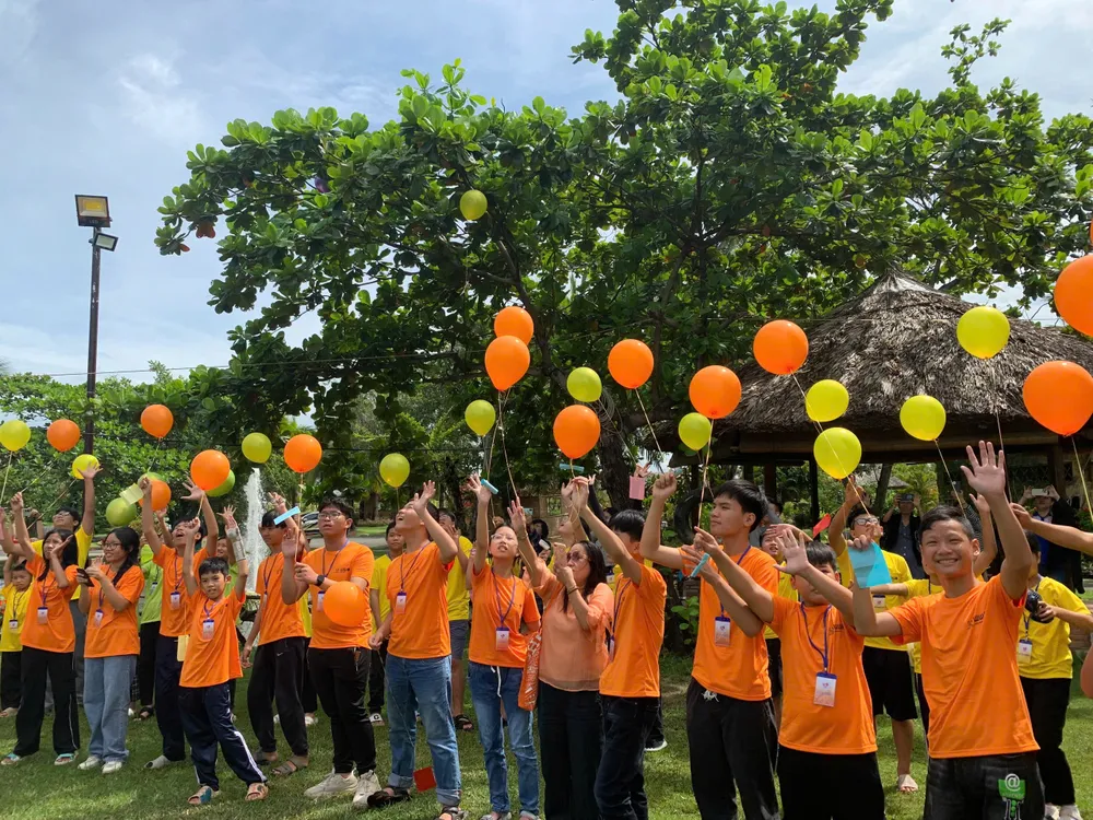 Các bạn trẻ thích thú khi được thả ước mơ của mình bay lên trời mong muốn trở thành hiện thực. Chắp cánh ước mơ