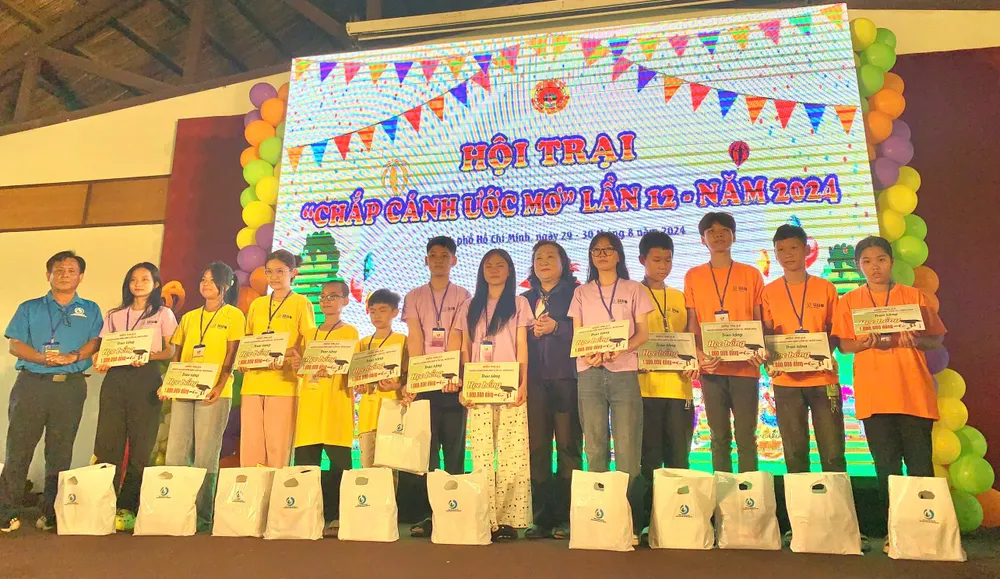 BTC cùng với các đơn vị tài trợ trao học bổng cho 28 trẻ có hoàn cảnh đặc biệt khó khăn. chap-canh-uoc-mo7.jpeg