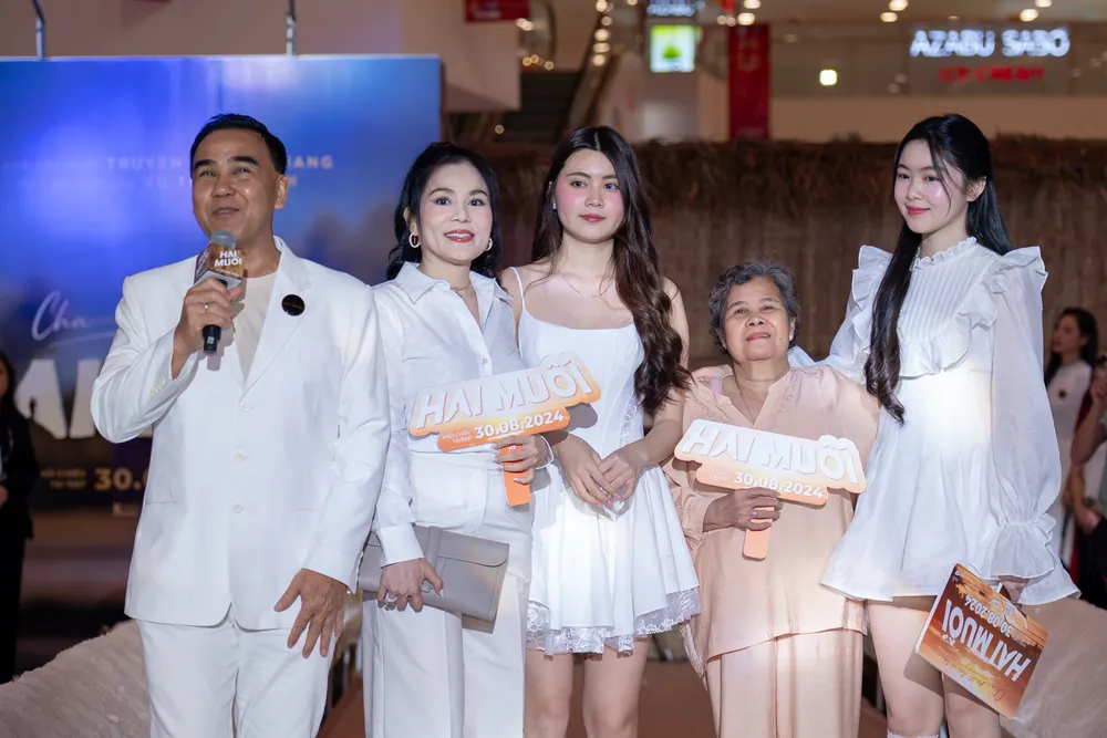 Nghệ sĩ Quyền Linh và gia đình. ns-quyen-linh.jpg
