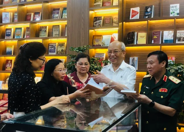 GS Trình Quang Phú (thứ 2 từ phải sang) cùng các lãnh đạo, đại biểu tại triển lãm. trien-lam-sach2.PNG