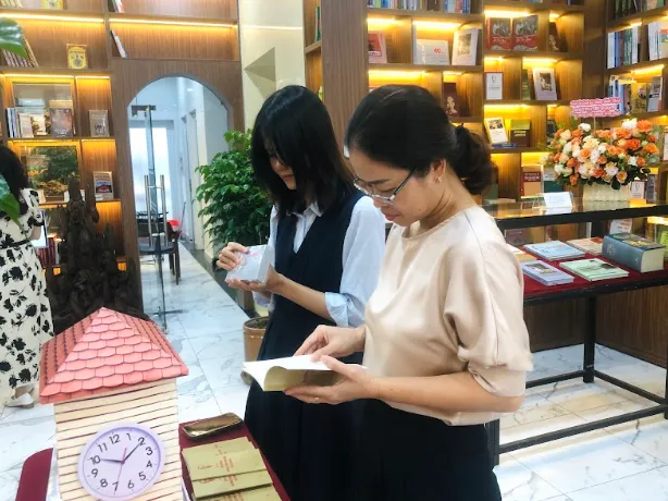 Triển lãm sách thu hút sự quan tâm của nhiều thế hệ bạn đọc. trien-lam-sach4.PNG