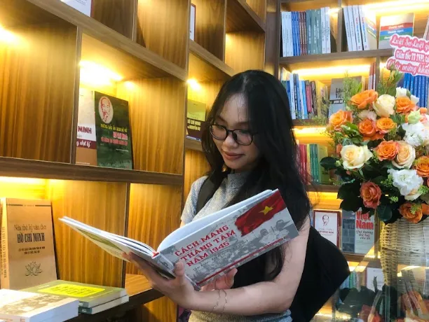 Hồng Ngọc đắm chìm vào những câu chuyện lịch sử về Bác Hồ trong không gian cà phê sách. trien-lam-sach5.PNG