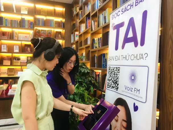 Bạn đọc khám phá mô hình “Đọc sách bằng tai”. trien-lam-sach6.PNG