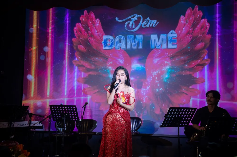Ca sĩ Hồng Phượng trong đêm nhạc "Đêm đam mê". Ca sĩ Hồng Phượng
