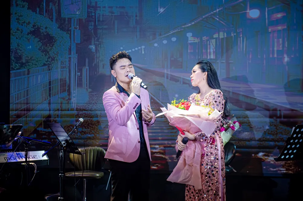 Hồng Phượng và ca sĩ Tường San ca-si-hong-phuong4.JPG