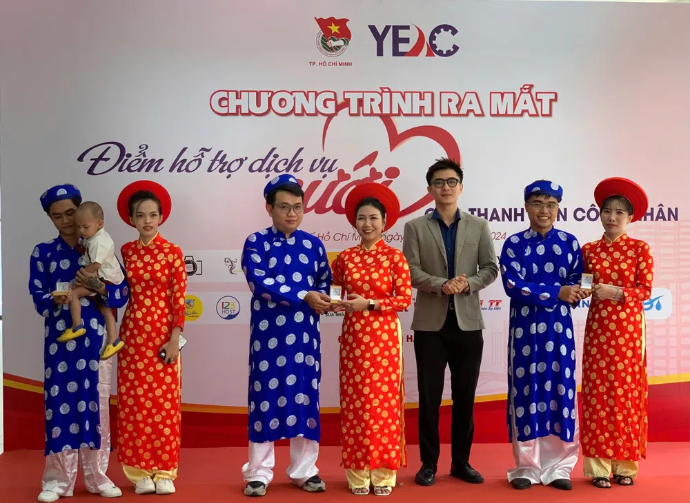 3 cặp đôi vui mừng khi được đại diện đơn vị tài trợ tặng nhẫn cưới. Điểm hỗ trợ dịch vụ cưới cho thanh niên công nhân
