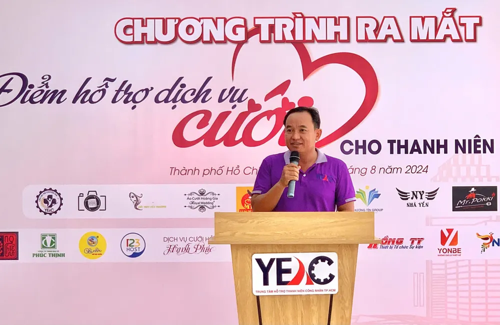 Ông Thổ Hoài Phong, Phó Giám đốc Trung tâm Hỗ trợ Thanh niên công nhân TP.HCM phát biểu. diem-ho-tro-dich-vu-cuoi-cho-thanh-nien-cong-nhan.jpg