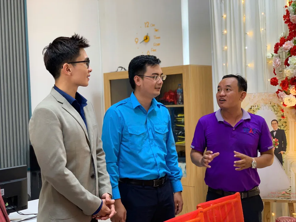 Ông Phong cùng trao đổi với các đơn vị tài trợ. diem-ho-tro-dich-vu-cuoi-cho-thanh-nien-cong-nhan1.jpg