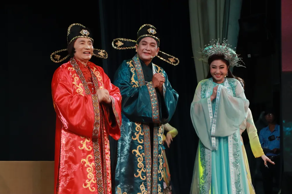 Từ trái sang: Minh Vương, Trọng Phúc và Thoại Mỹ trong vở Lưu Bình Dương Lễ nguoi-tinh-tren-chien-tran6.JPG