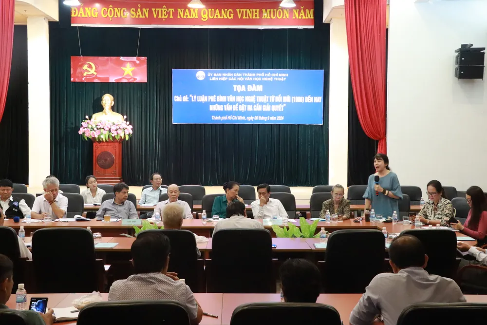 Toàn cảnh toạ đàm. Lý luận phê bình