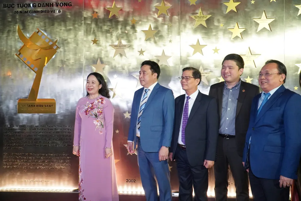 Phó Chủ tịch nước Võ Thị Ánh Xuân, ông Nguyễn Khắc Toàn, Phó Bí thư Thường trực Tỉnh ủy Khánh Hòa cùng các lãnh đạo tại bức tường danh vọng của Nhà hát Đó. Cánh diều vàng