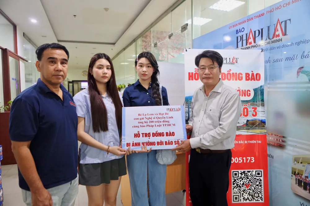 Hai con gái Lọ Lem và Hạt Dẻ của nghệ sĩ Quyền Linh dùng tiền tiết kiệm chung tay với Báo Pháp Luật TP.HCM hỗ trợ đồng bào phía Bắc. Ảnh: NGUYỆT NHI Nghệ sĩ Quyền Linh